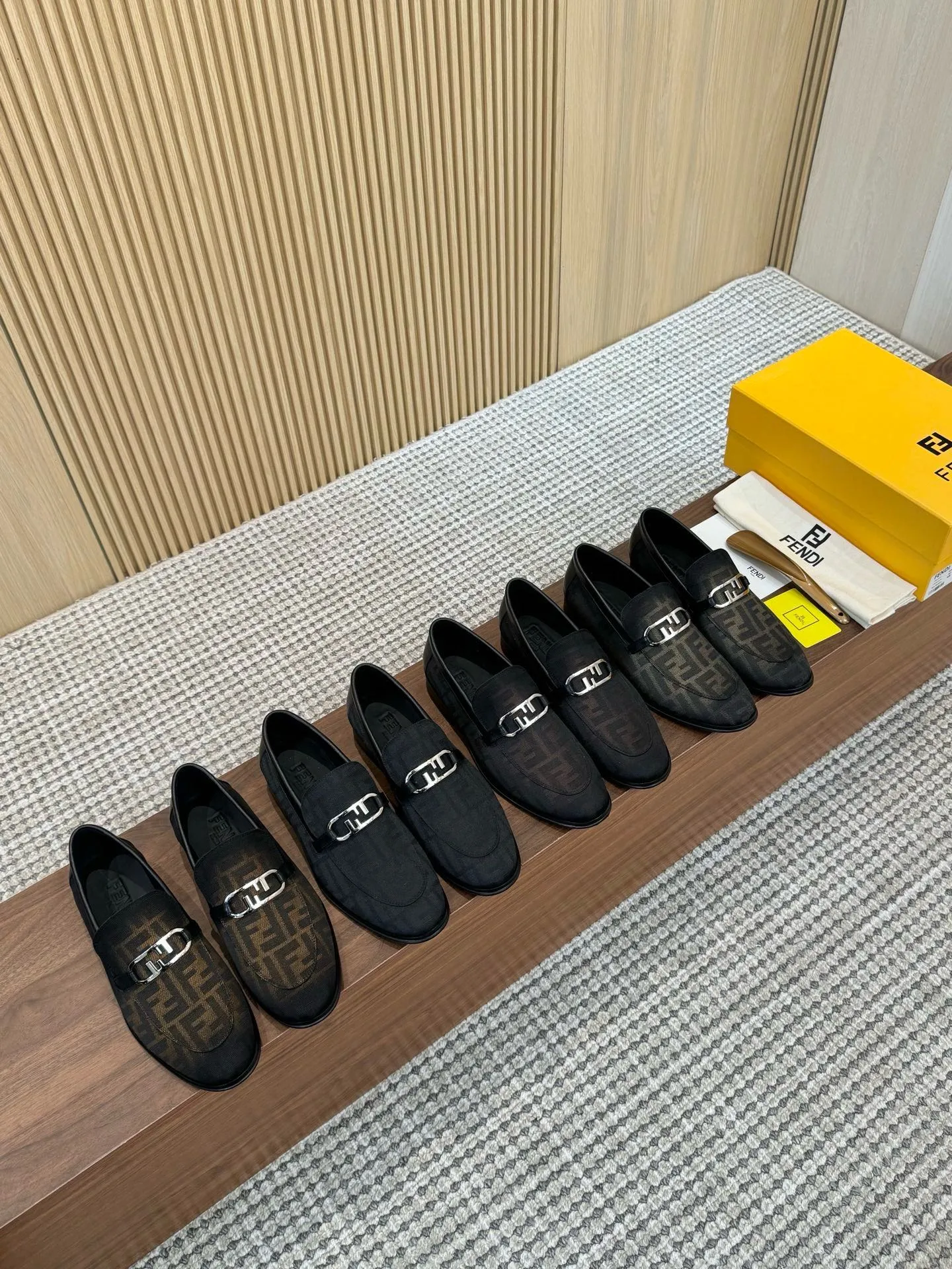 [FENDI] Top P: 980💰 ▪️Size: Men's 39-44. (Customized at 38.45.46) Fendi men's business casual leather shoes Imported brand cloth/calfskin/open edge beads/brand logo printing -Inside: Comfortable cowhide lining -Outsole: Genuine leather outsole with rubber backing embedded in the heel, perfect injection molding -Ultra-high quality control·Fine workmanship: highlighted (high-end·luxury·grade)
